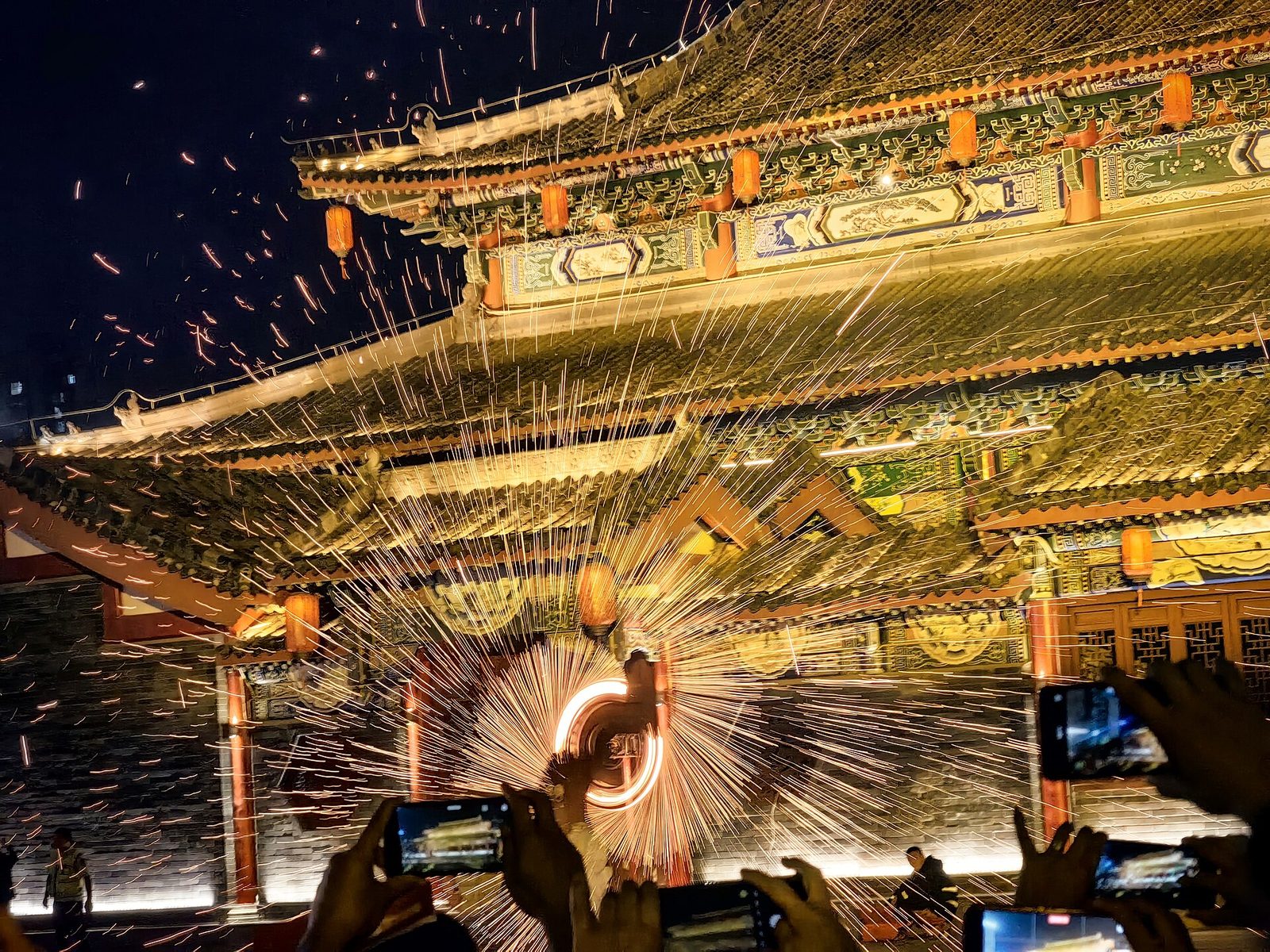 打铁花在古建筑前炸开